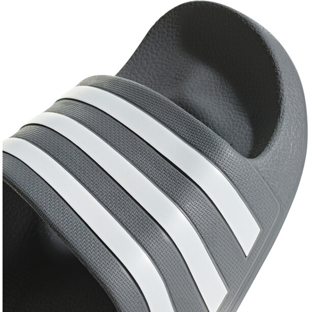 adidas Adilette Aqua klapki Mężczyźni, szary/biały